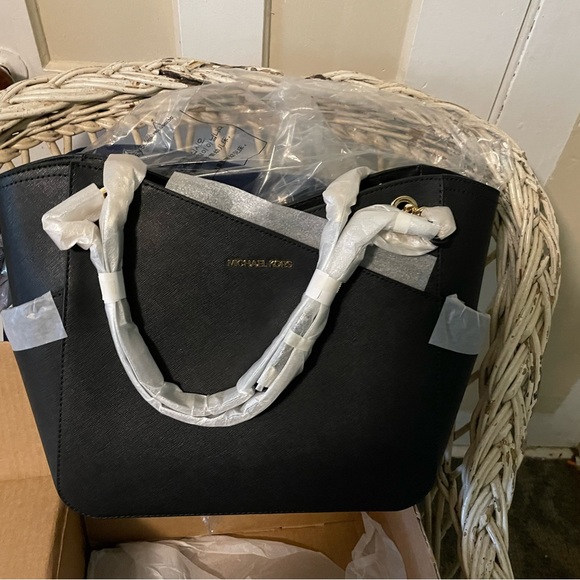 New Michael Kors saffron leather jet set bag. New in a box - Picture 3 of 8